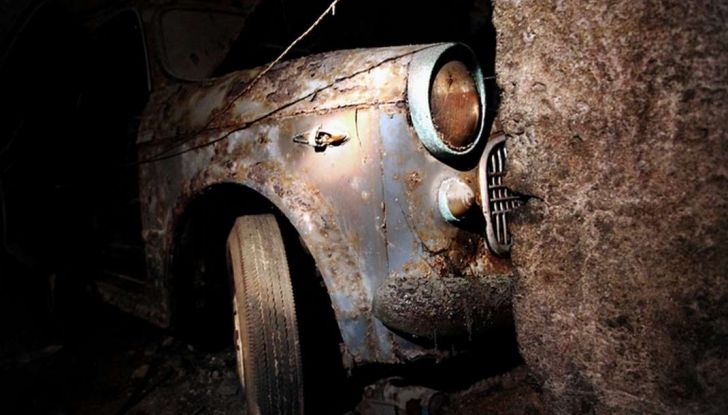 Le auto dimenticate nei sotterranei di Napoli: tutte le foto più belle - Foto 12 di 12