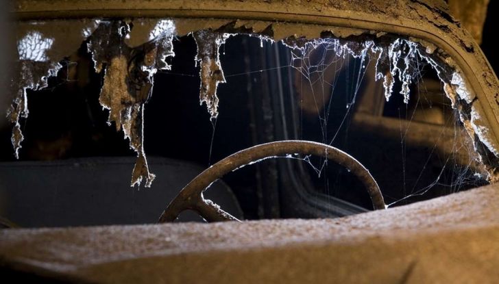 Le auto dimenticate nei sotterranei di Napoli: tutte le foto più belle - Foto 3 di 12