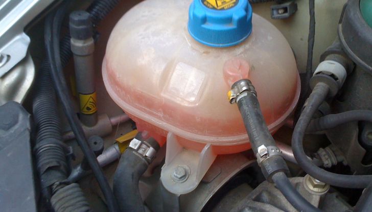 Liquido antigelo: come controllarlo, quando cambiarlo - Foto 5 di 6