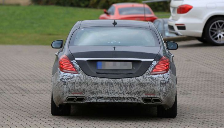 Mercedes AMG S63 Facelift nuove foto spia dei test su pista - Foto 9 di 24