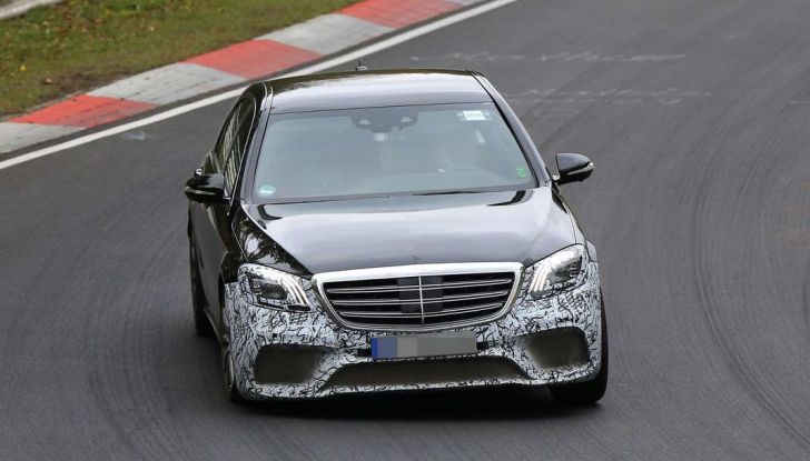 Mercedes AMG S63 Facelift nuove foto spia dei test su pista - Foto 12 di 24