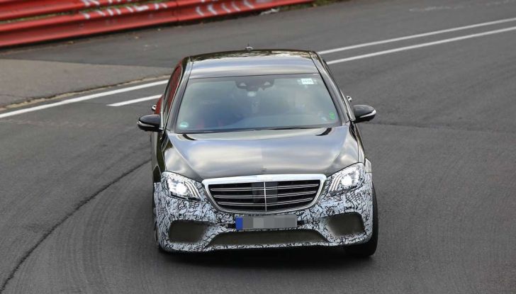 Mercedes AMG S63 Facelift nuove foto spia dei test su pista - Foto 4 di 24