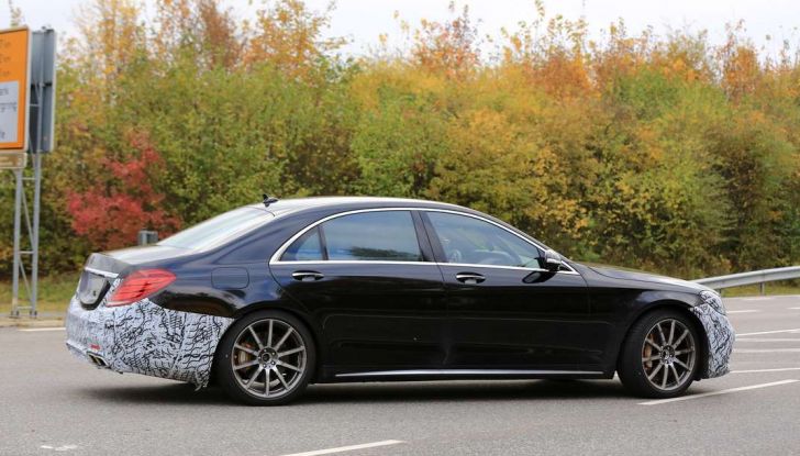 Mercedes AMG S63 Facelift nuove foto spia dei test su pista - Foto 21 di 24