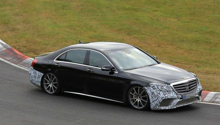 Mercedes AMG S63 Facelift nuove foto spia dei test su pista - Foto 2 di 24