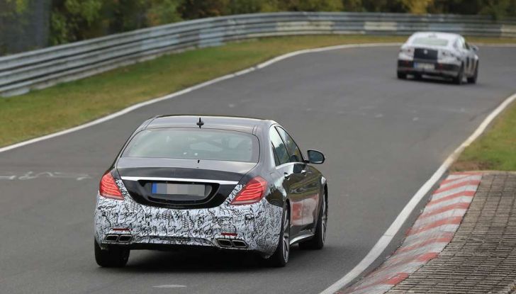 Mercedes AMG S63 Facelift nuove foto spia dei test su pista - Foto 8 di 24