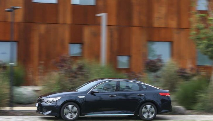 Nuova Kia Optima Plug-in Hybrid prova su strada, dotazioni e caratteristiche tecniche - Foto 45 di 51