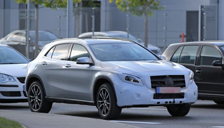 Nuova Mercedes GLA, le prime foto spia dei test autunnali - Foto 3 di 13