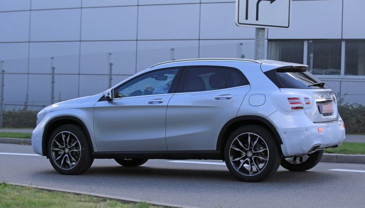 Nuova Mercedes GLA, le prime foto spia dei test autunnali - Foto 4 di 13