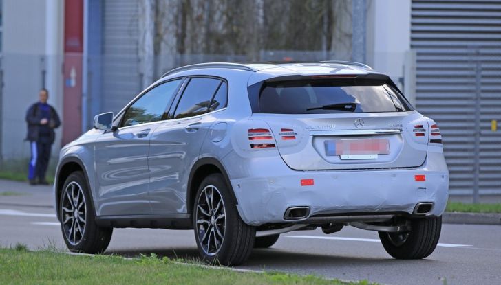 Nuova Mercedes GLA, le prime foto spia dei test autunnali - Foto 2 di 13