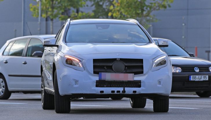 Nuova Mercedes GLA, le prime foto spia dei test autunnali - Foto 7 di 13
