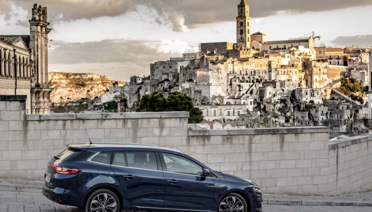 Nuova Renault Megane Sporter prova su strada, prezzi e motorizzazioni - Foto 12 di 56