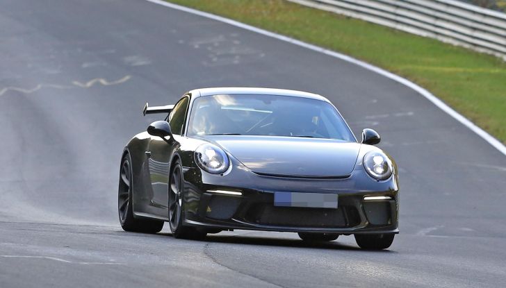Porsche 911 GT3, nuove foto spia dei test su pista - Foto 2 di 9