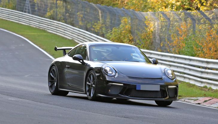 Porsche 911 GT3, nuove foto spia dei test su pista - Foto 4 di 9