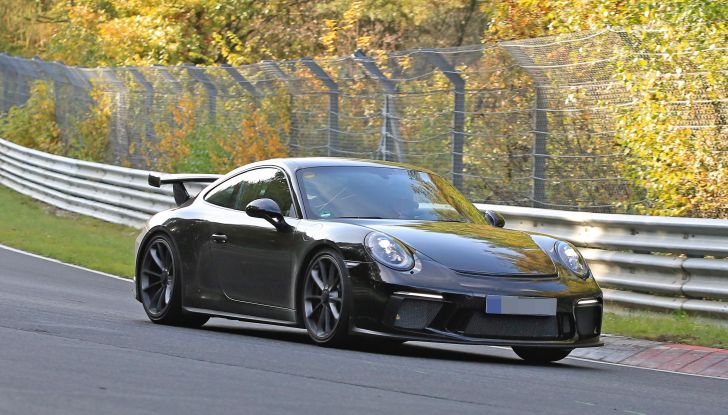 Porsche 911 GT3, nuove foto spia dei test su pista - Foto 5 di 9