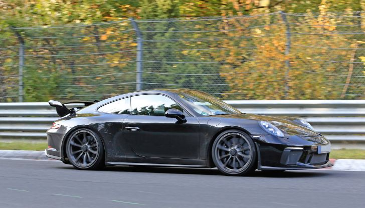 Porsche 911 GT3, nuove foto spia dei test su pista - Foto 1 di 9