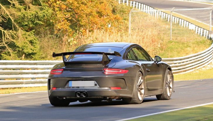 Porsche 911 GT3, nuove foto spia dei test su pista - Foto 9 di 9