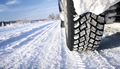 Pneumatici invernali o catene da neve obbligatori dal 15 novembre: tutte le informazioni utili