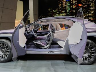 Lexus UX Concept: linee estreme ed ologrammi a Parigi 2016