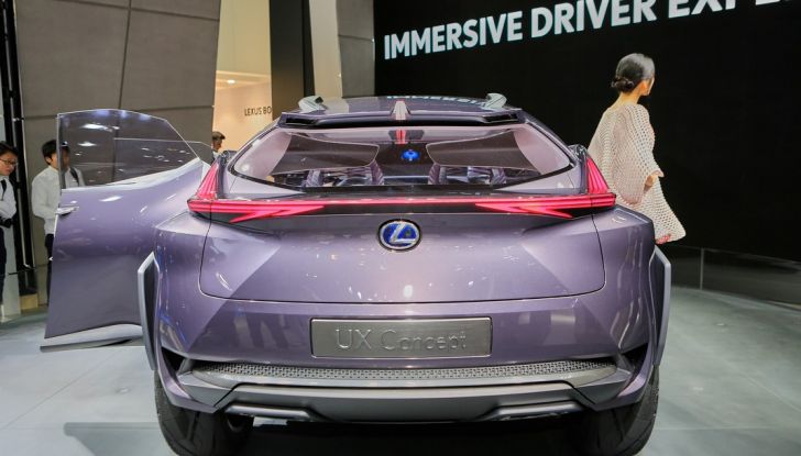 Lexus UX Concept: linee estreme ed ologrammi a Parigi 2016 - Foto 16 di 18