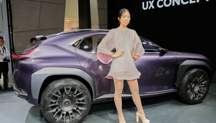 Lexus UX Concept: linee estreme ed ologrammi a Parigi 2016 - Foto 4 di 18