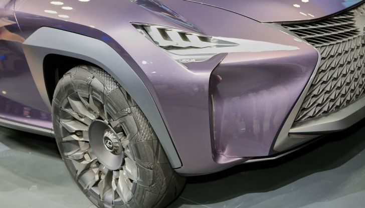 Lexus UX Concept: linee estreme ed ologrammi a Parigi 2016 - Foto 6 di 18