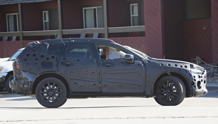 Volvo XC60, nuove foto spia del SUV svedese - Foto 11 di 15