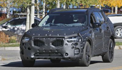 Volvo XC60, nuove foto spia del SUV svedese