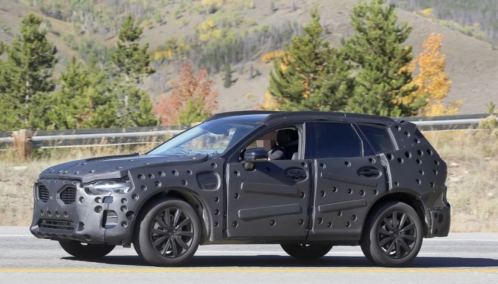 Volvo XC60, nuove foto spia del SUV svedese - Foto 13 di 15