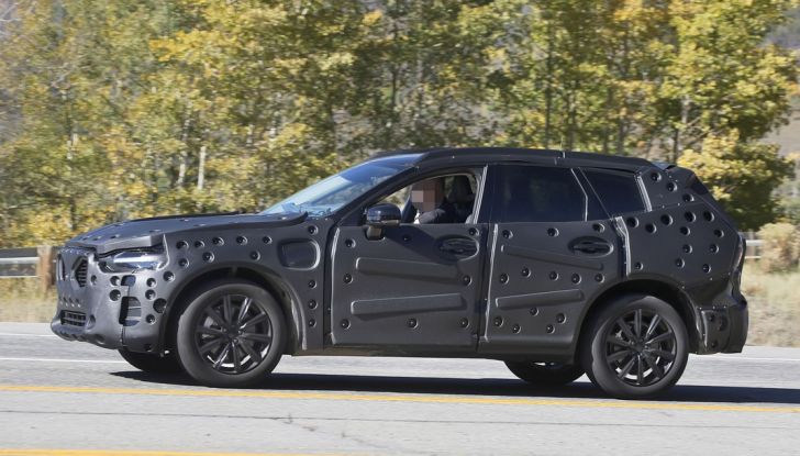 Volvo XC60, nuove foto spia del SUV svedese - Foto 14 di 15