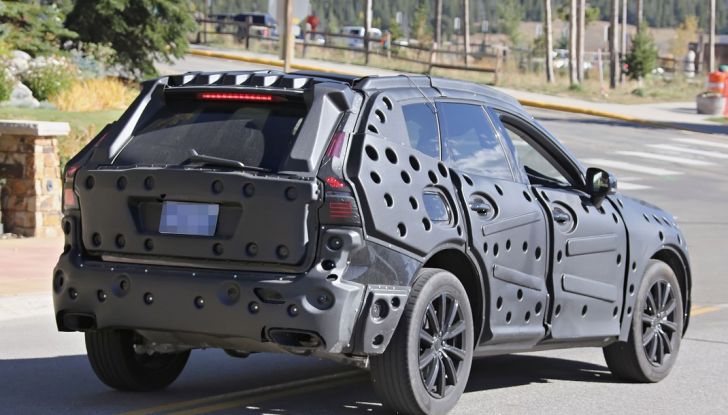 Volvo XC60, nuove foto spia del SUV svedese - Foto 15 di 15