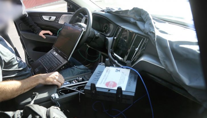 Volvo XC60, nuove foto spia del SUV svedese - Foto 5 di 15