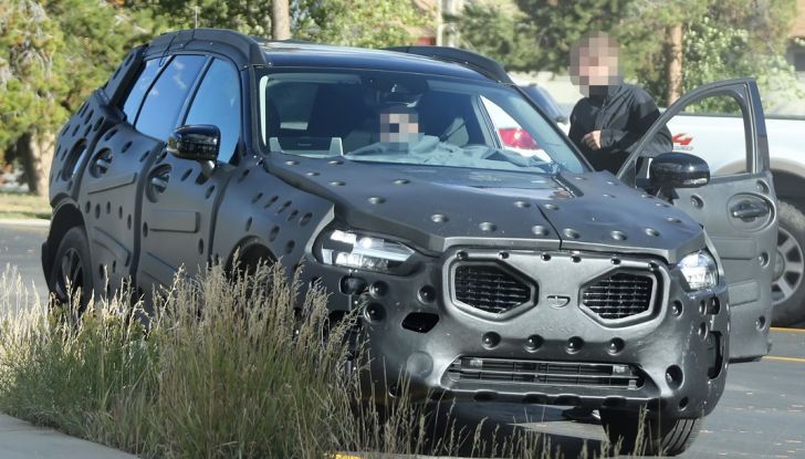 Volvo XC60, nuove foto spia del SUV svedese - Foto 8 di 15