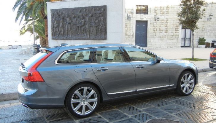Nuova Volvo S90 prova su strada, motori, prestazioni e prezzi - Foto 9 di 26