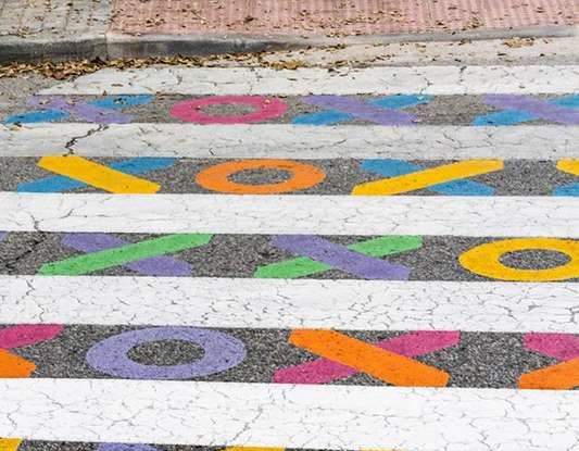 A Madrid le strisce pedonali diventano colorate opere d’arte - Foto 11 di 12
