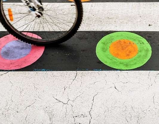 A Madrid le strisce pedonali diventano colorate opere d’arte - Foto 4 di 12