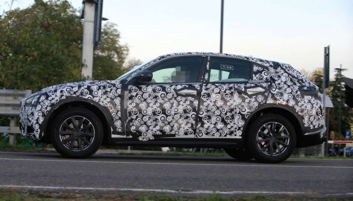 Alfa Romeo Stelvio, ultime immagini spia prima del debutto a Los Angeles - Foto 9 di 11