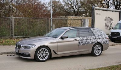 BMW Serie 5 Touring nuove foto spia con minori camuffature