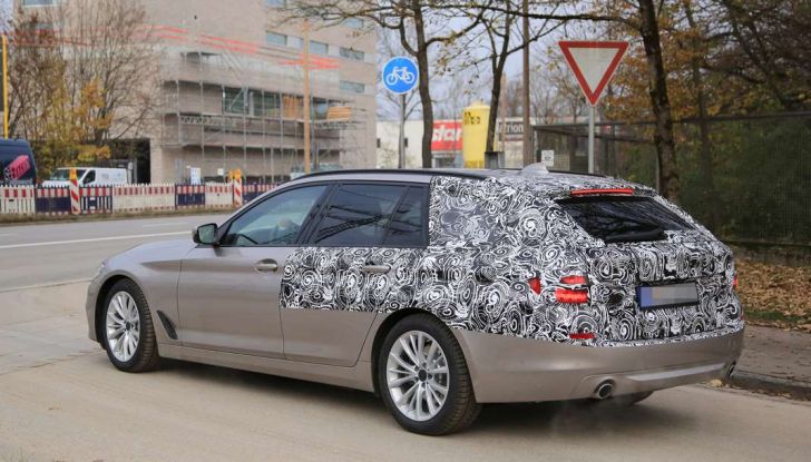 bmw 5 series touring nuove foto spia con minori camuffature 5