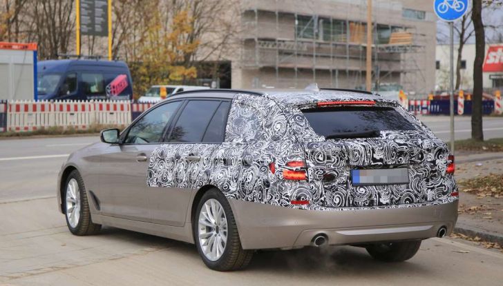 bmw 5 series touring nuove foto spia con minori camuffature 6