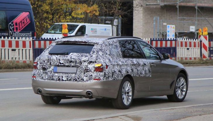 bmw 5 series touring nuove foto spia con minori camuffature 8