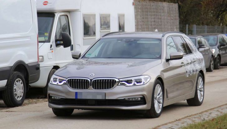 bmw 5 series touring nuove foto spia con minori camuffature 9