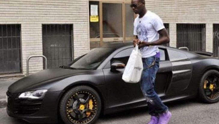 Maurizio Crozza sorpreso da CHI a bordo di una potente Audi R8 V10 Coupè - Foto 3 di 11