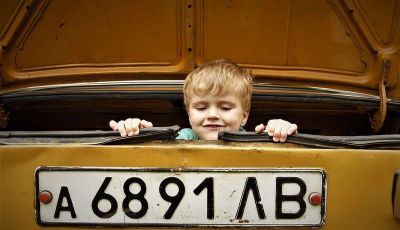 Come trasportare i bambini in auto in sicurezza e nel rispetto della legge