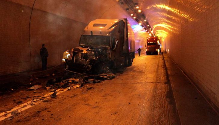 Cosa fare in caso di incidente d’auto in galleria - Foto 4 di 6