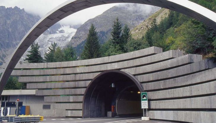 Cosa fare in caso di incidente d’auto in galleria - Foto 2 di 6