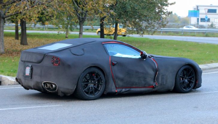 ferrari f12 m foto spia laterale