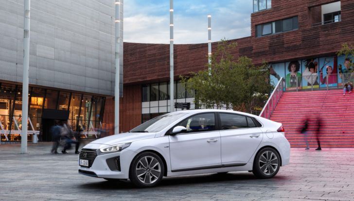 Hyundai Ioniq hybrid 3/4 laterale anteriore.