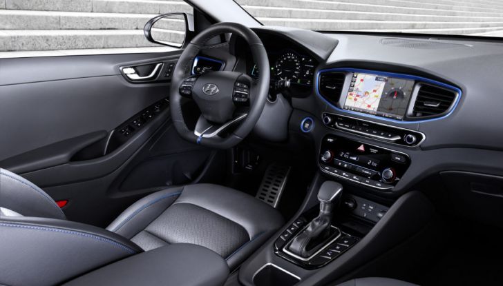 Hyundai Ioniq hybrid interno, postazione di guida.