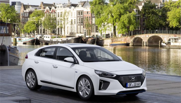 Hyundai Ioniq hybrid 3/4 laterale anteriore. destra.