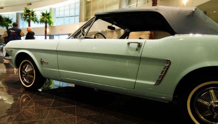 Ford Mustang V8 5.0 per i 97 anni.